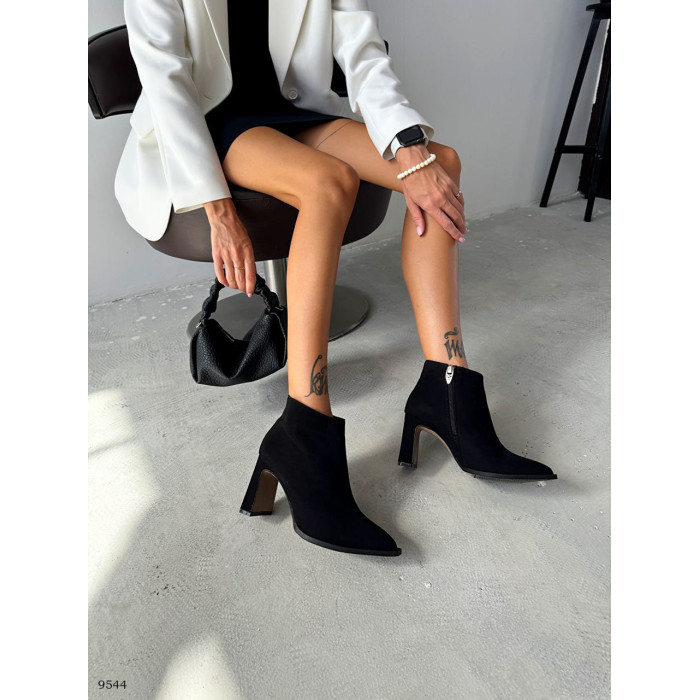 Елегантні чорні замшеві ботильйони з високим каблуком