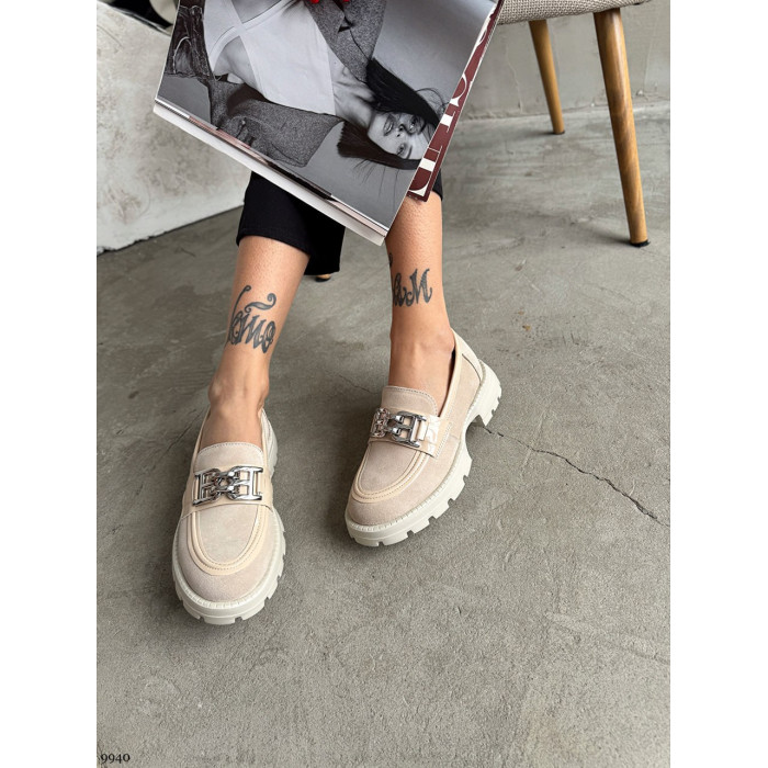 Елегантні бежеві лофери з натуральної замші та сріблястою пряжкою
