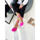 Яскраво-рожеві туфлі з білою підошвою